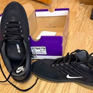 Nike Men's Black Sneakers with White Accents